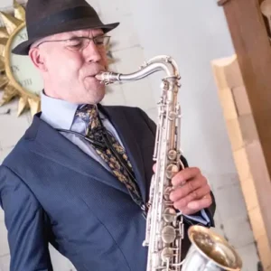 Foto van Arthur Heuwekemeijer die saxofoon speelt