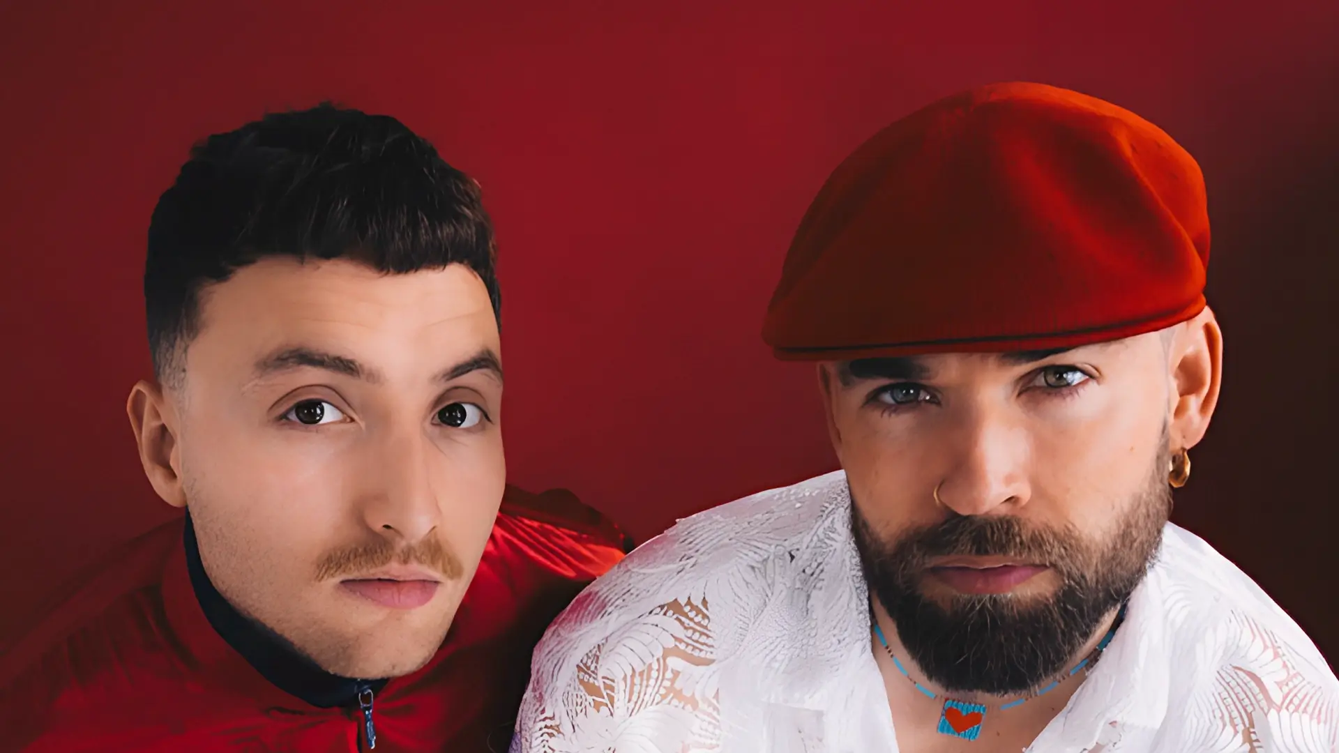 LIKEMINDS duo uit Amsterdam met Tjerk Lammers en Lucas van Ee in een rood gestileerde portretfoto