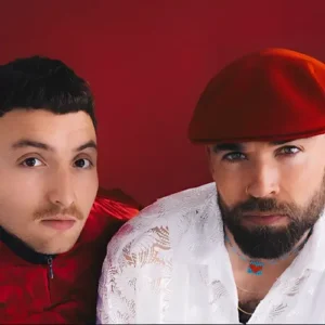 LIKEMINDS duo uit Amsterdam met Tjerk Lammers en Lucas van Ee in een rood gestileerde portretfoto