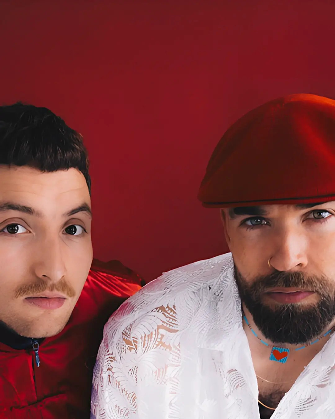 LIKEMINDS duo uit Amsterdam met Tjerk Lammers en Lucas van Ee in een rood gestileerde portretfoto