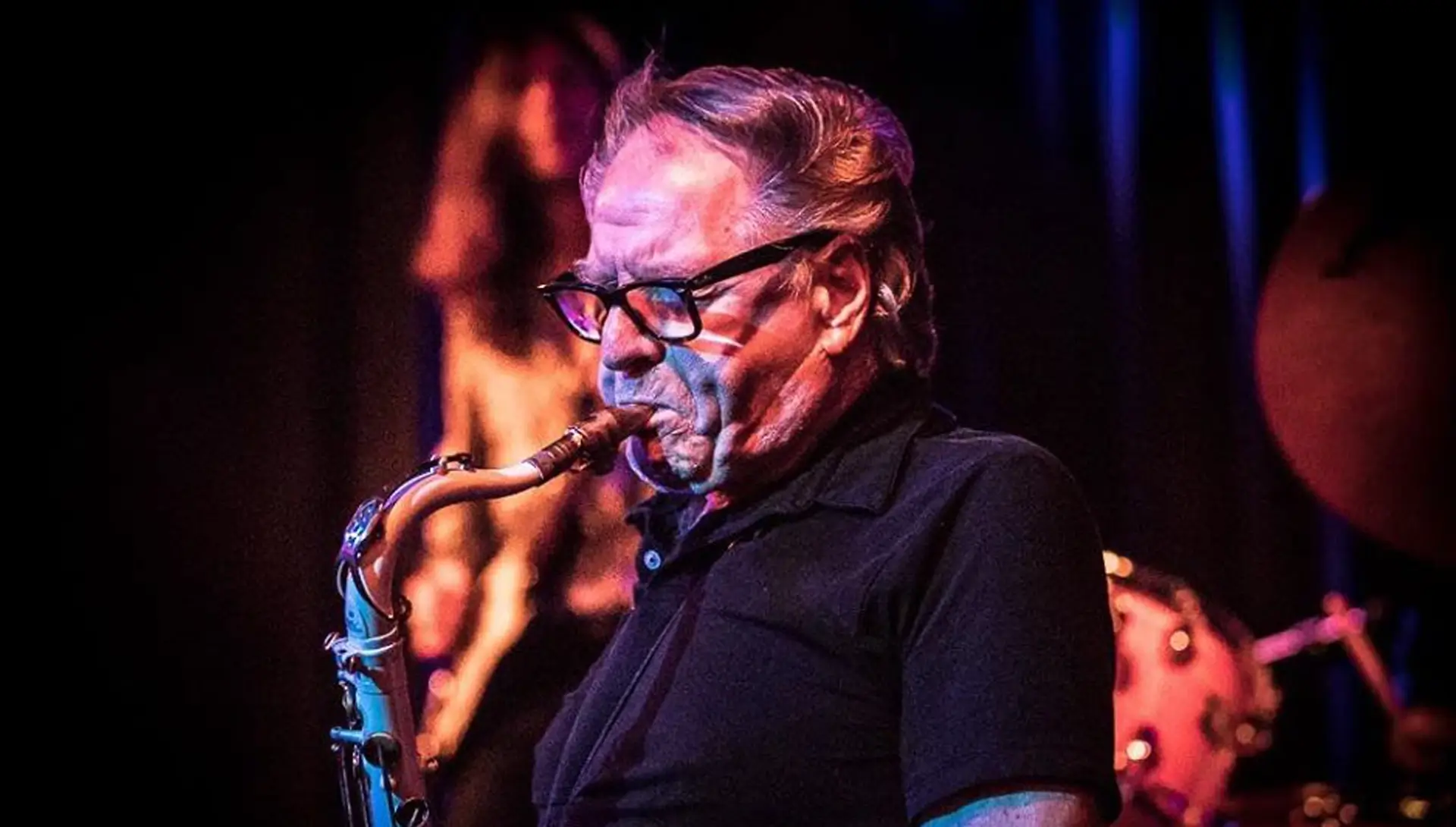 Hans Dulfer opent het Red Light Jazz Festival 2026 met een energieke saxofoonperformance in Amsterdam