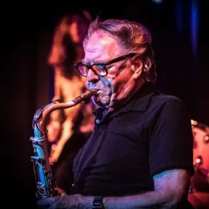 Hans Dulfer opent het Red Light Jazz Festival 2026 met een energieke saxofoonperformance in Amsterdam