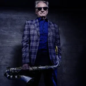 Foto van Hans Dulfer met saxofoon in zijn hand