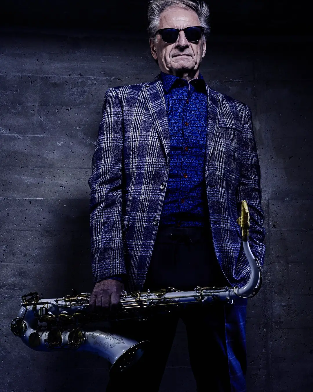 Foto van Hans Dulfer met saxofoon in zijn hand