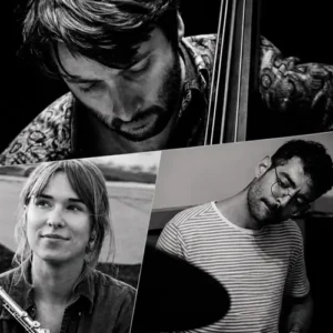 Zwart-wit portret van drie jazzmuzikanten: een contrabassist, een fluitist en een drummer, die samen het Maya–Karahona–Klaassen Trio vormen.