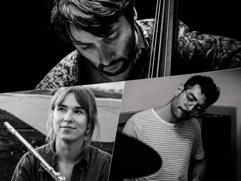 Zwart-wit portret van drie jazzmuzikanten: een contrabassist, een fluitist en een drummer, die samen het Maya–Karahona–Klaassen Trio vormen.