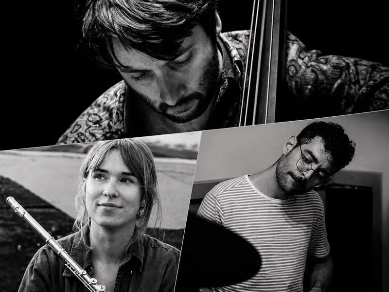 Zwart-wit portret van drie jazzmuzikanten: een contrabassist, een fluitist en een drummer, die samen het Maya–Karahona–Klaassen Trio vormen.