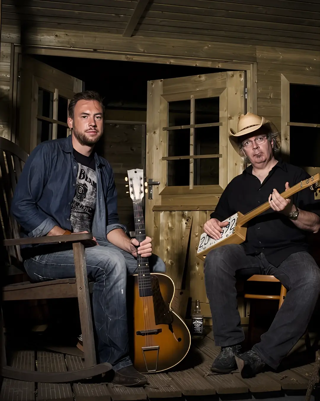 Gumbo & The Monk poseren met gitaren en een zelfgebouwde cigar box guitar in een houten, intieme setting, voorafgaand aan hun optreden tijdens Red Light Jazz.