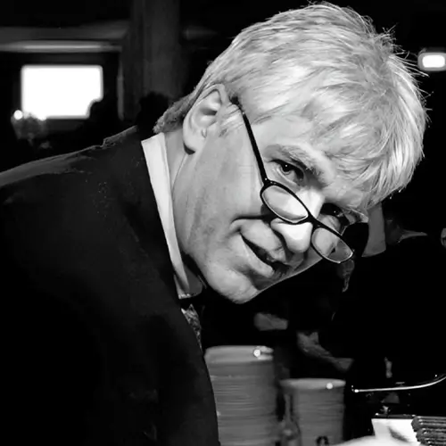Berend van den Berg, jazzmuzikant, achter de piano tijdens een optreden op het Red Light Jazz Festival.