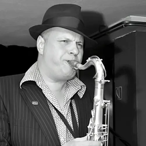Dimitri Chapeau, saxofonist, blaast op zijn saxofoon tijdens een energiek optreden op het Red Light Jazz Festival.