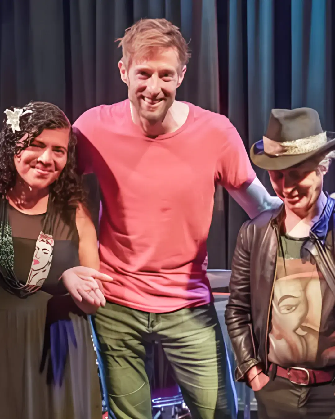 Vijf bandleden van Achha staan samen op het podium en poseren na een optreden.