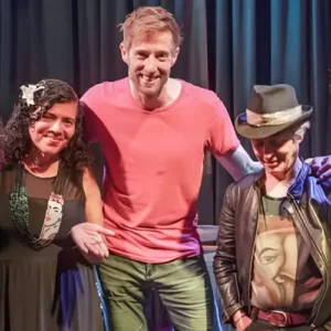 Vijf bandleden van Achha staan samen op het podium en poseren na een optreden.