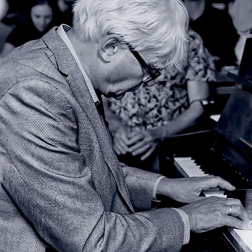 Foto van Berend van den Berg achter de piano