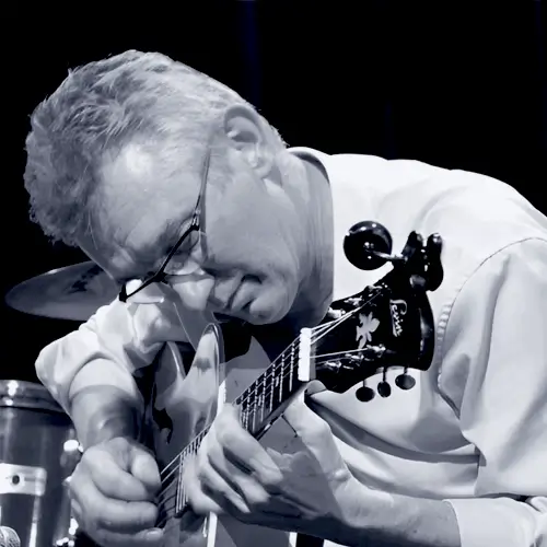 Foto van Joep Lumeij die Gitaar speelt