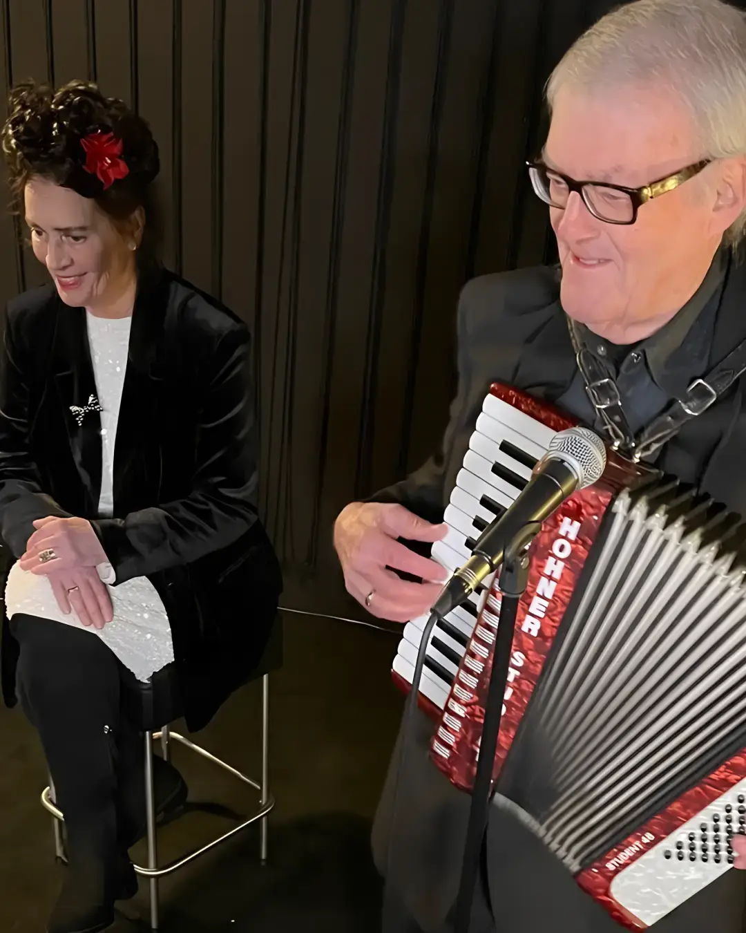 Clous van Mechelen speelt piano en saxofoon tijdens een intiem optreden in een cafésetting.