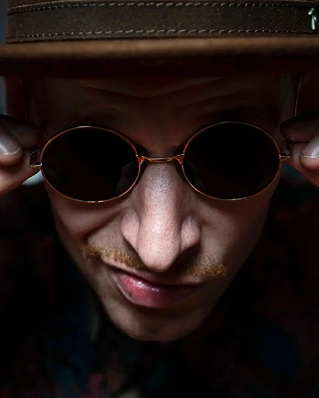 DJ Lucas Benjamin met zonnebril tijdens een performance, bekend om jazz, soul en funk invloeden