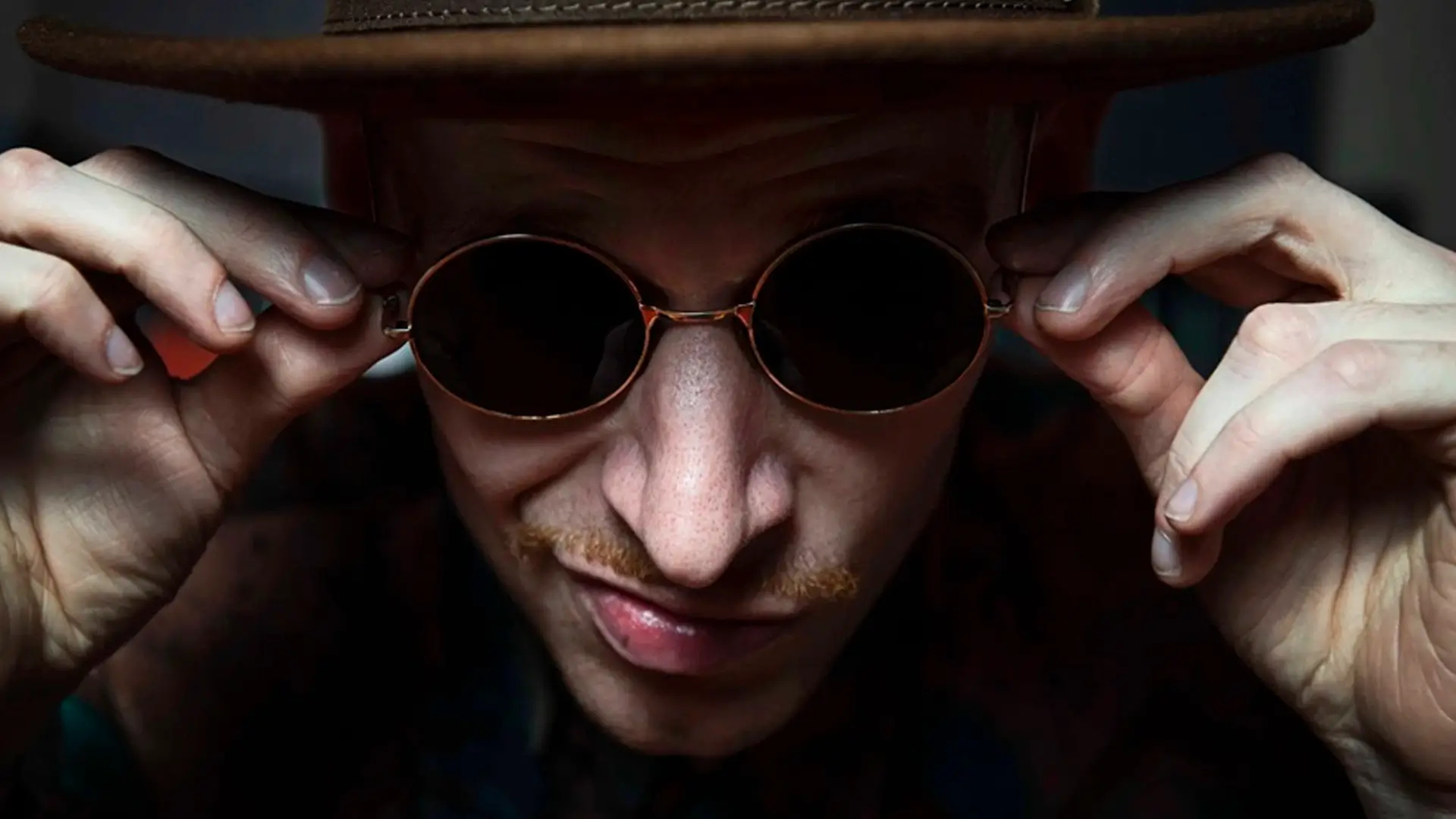 DJ Lucas Benjamin met zonnebril tijdens een performance, bekend om jazz, soul en funk invloeden