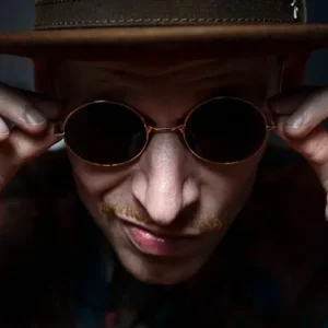 DJ Lucas Benjamin met zonnebril tijdens een performance, bekend om jazz, soul en funk invloeden