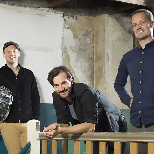 Erik Verwey Trio in een industriële setting, voorafgaand aan hun optreden op Red Light Jazz.