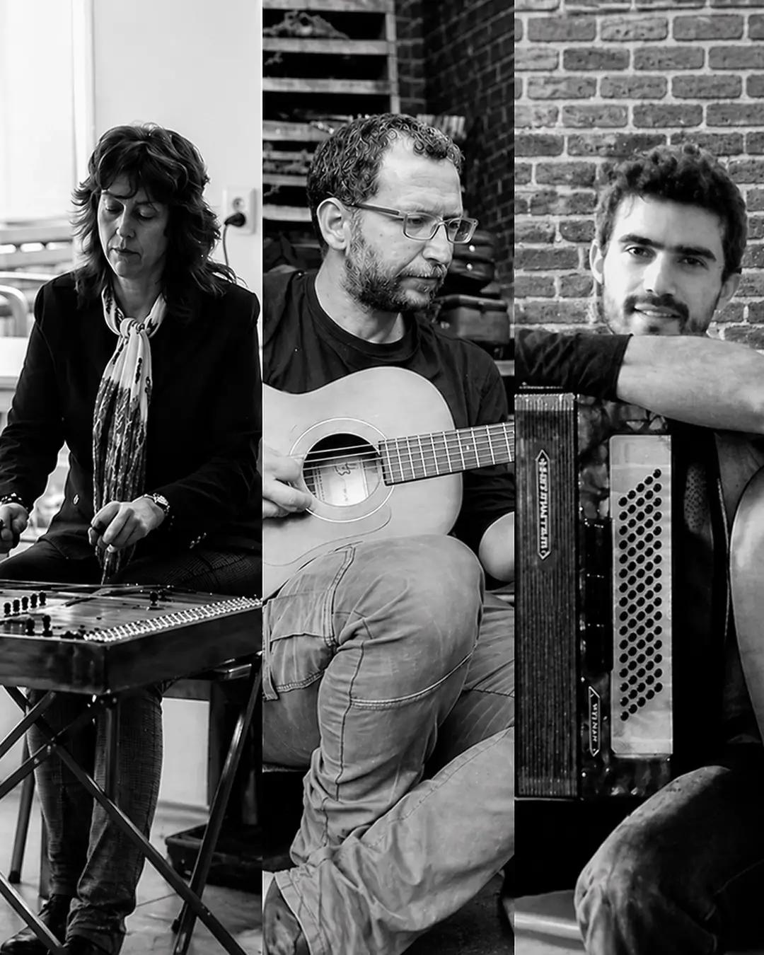 Een kleine band speelt Griekse jazz en rembetika met gitaar, accordeon en cimbaal, in een intieme setting.