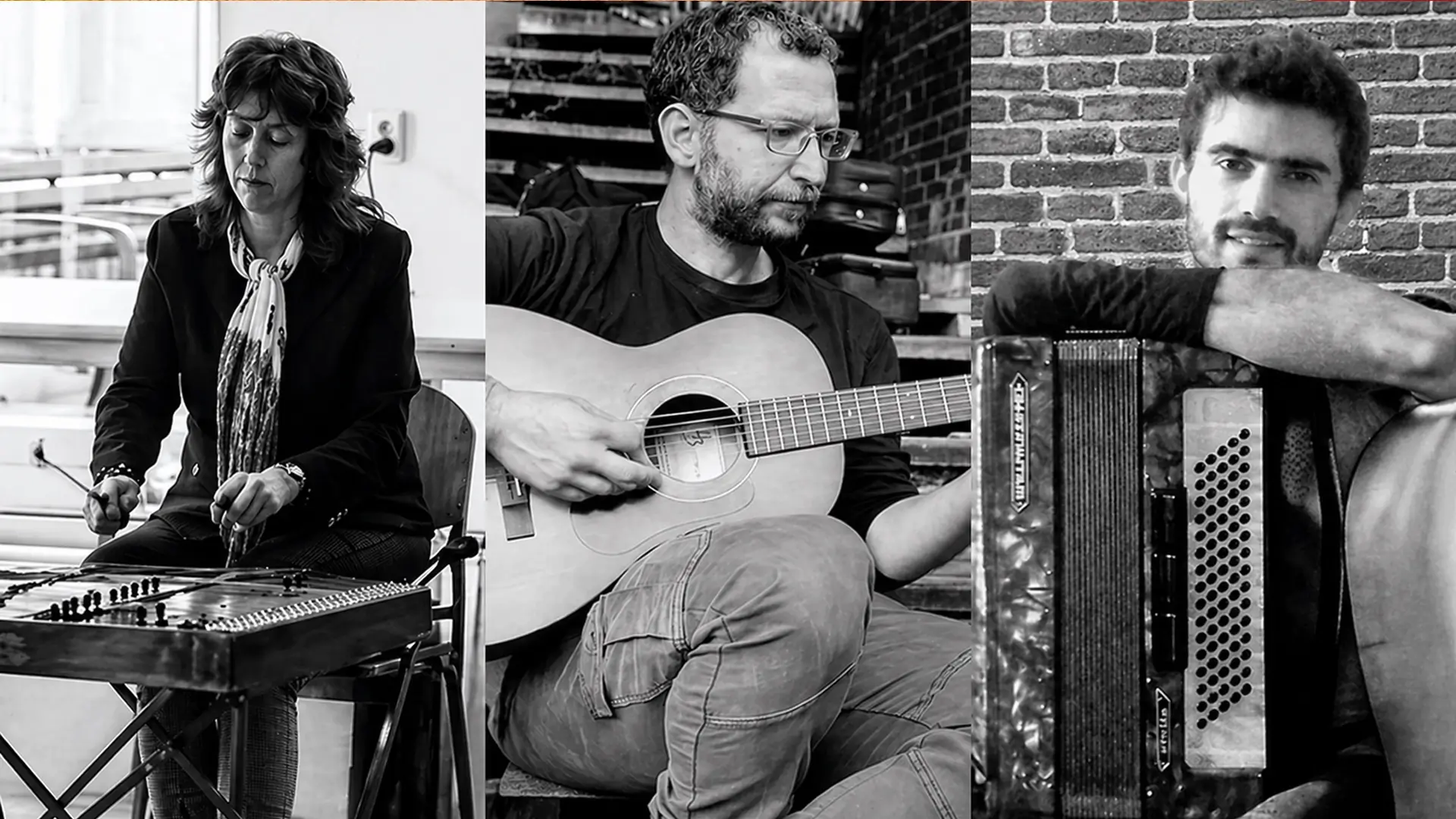 Een kleine band speelt Griekse jazz en rembetika met gitaar, accordeon en cimbaal, in een intieme setting.