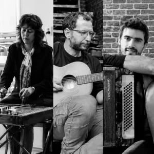 Een kleine band speelt Griekse jazz en rembetika met gitaar, accordeon en cimbaal, in een intieme setting.