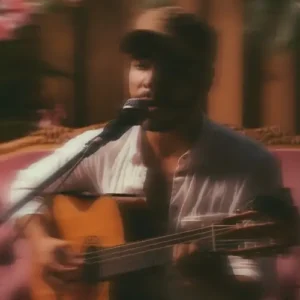 Zanger en gitarist Fernando Oliveira zingt in een warme, sfeervolle setting in de microfoon tijdens een intieme live performance.