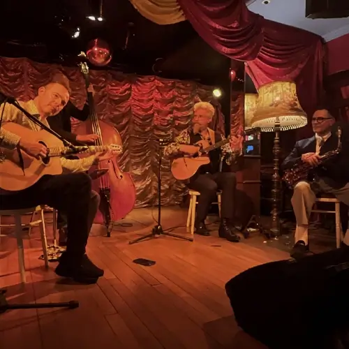 Robin Nolan Trio en Benjamin Herman laten Kapitein Zeppos zinderen tijdens Red Light Jazz 2026